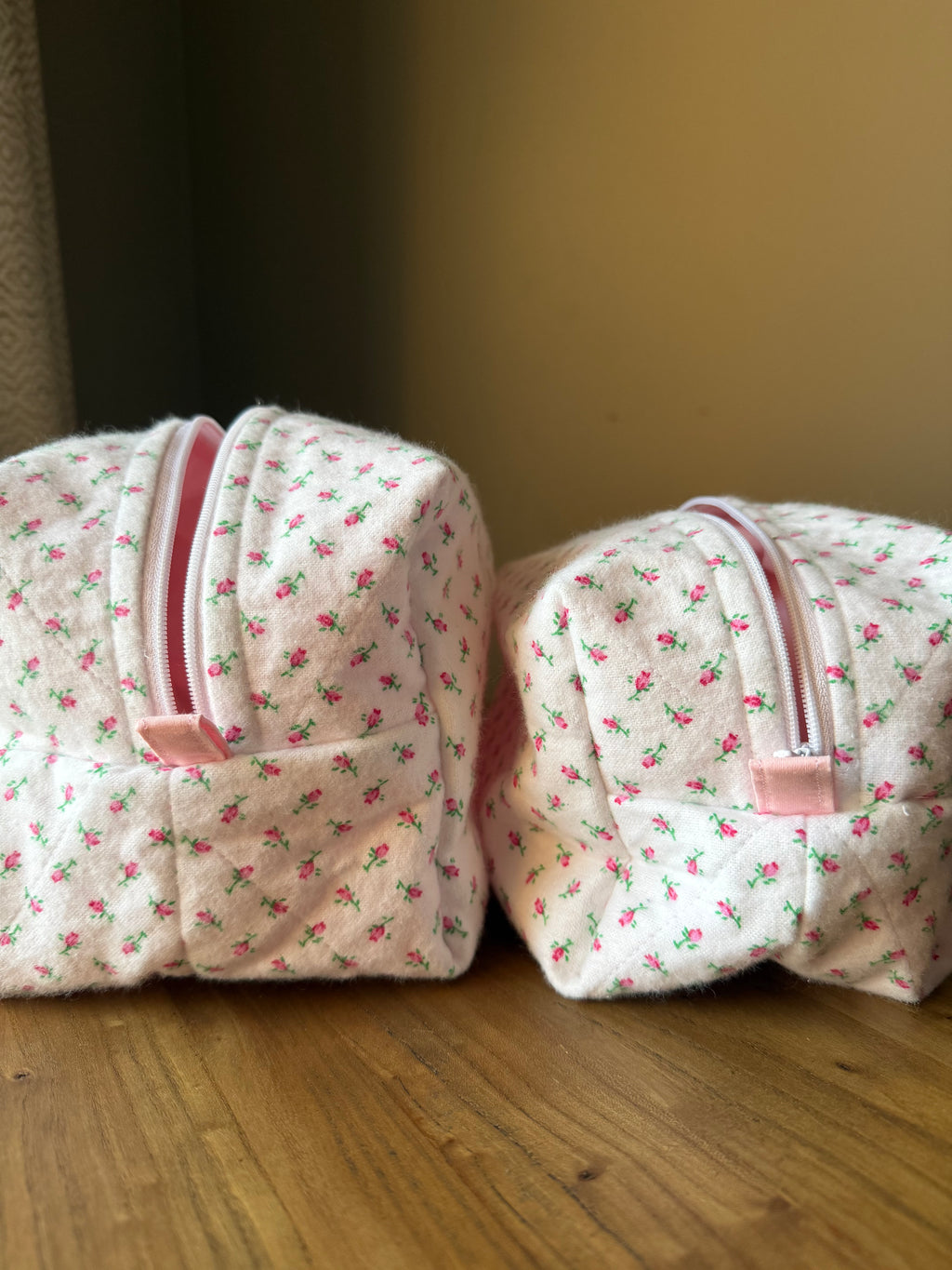Soft pink roses Makeup Bags
