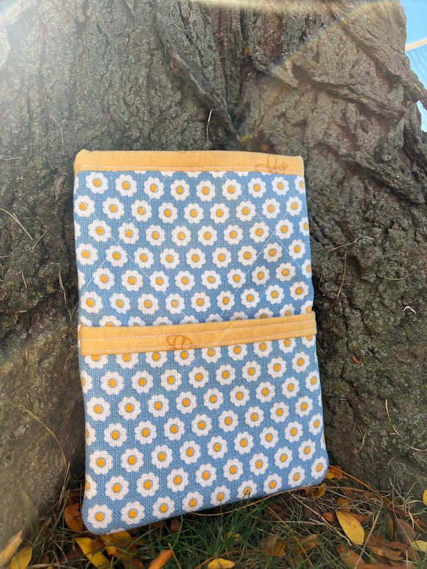 Bumble bee Kindle sleeve